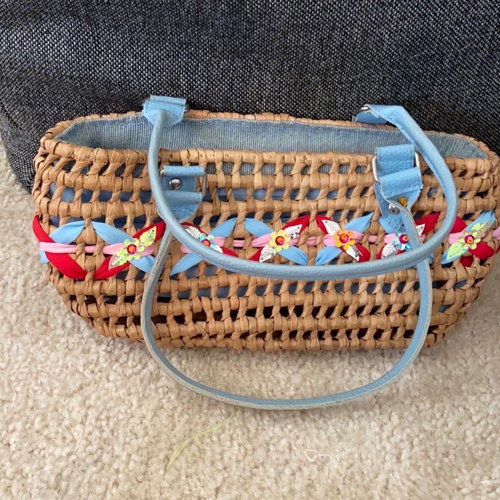 Small zippered natural rattan weave hand bag